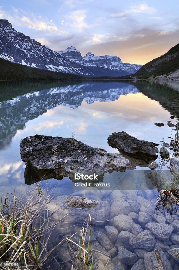 Crepúsculo de montanha Paisagem com reflexo no Lago Waterfowl Rokies, Canadá - Royalty-free Alberta Foto de stock