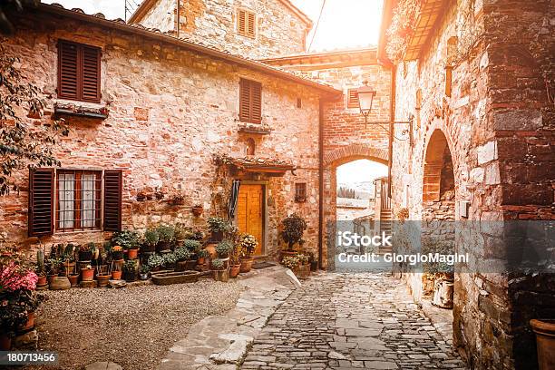 Foto de Cidade Antiga Na Toscana Itália e mais fotos de stock de Itália - Itália, Aldeia, Arcaico