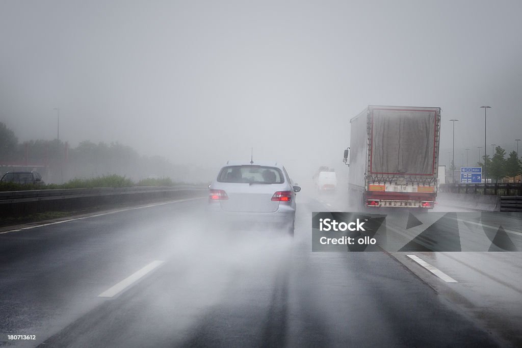 Zła pogoda na autostradzie - Zbiór zdjęć royalty-free (Deszcz)