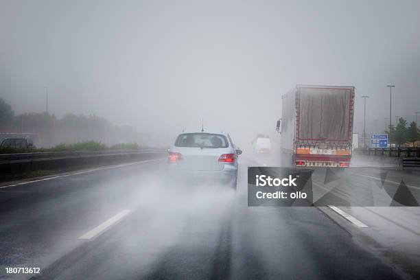 Zła Pogoda Na Autostradzie - zdjęcia stockowe i więcej obrazów Deszcz - Deszcz, Hamulec, Samochód