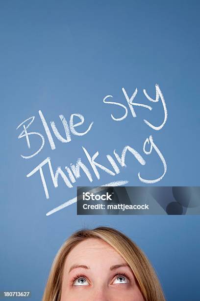 Голубой Небо Мышление — стоковые фотографии и другие картинки Бизнес - Бизнес, Вдохновение, Вертикальный