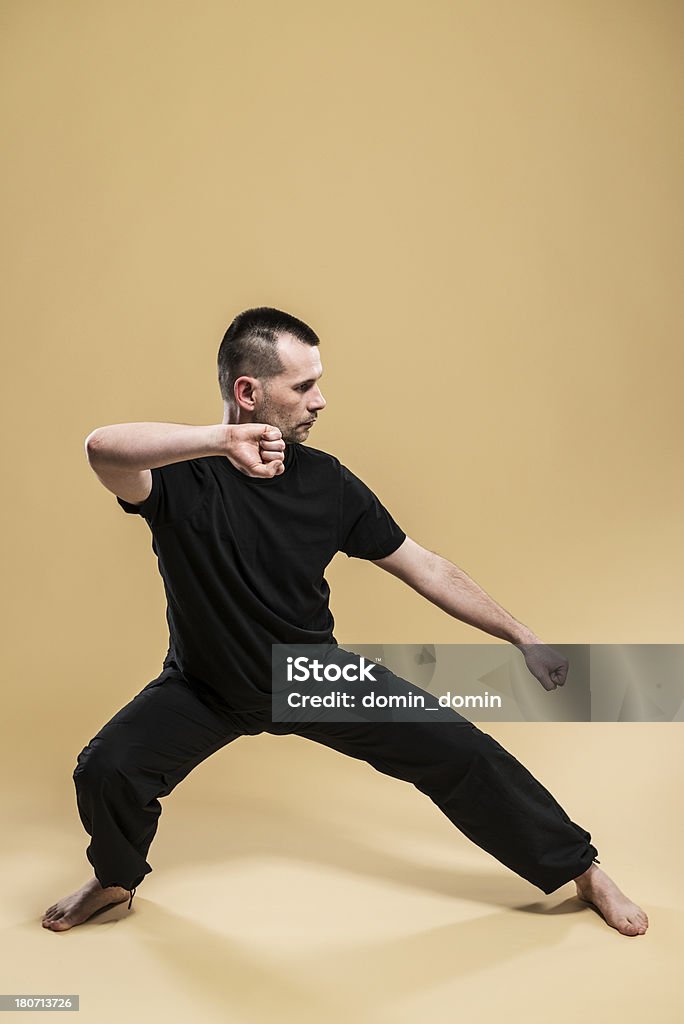 Uomo maturo practice Tai Chi, studio colpo, isolato - Foto stock royalty-free di 40-44 anni