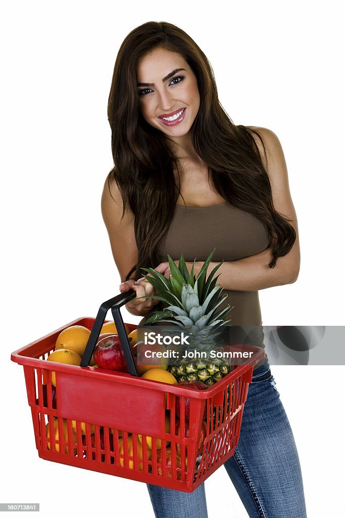 Kobieta trzyma koszyk pełen owoców - Zbiór zdjęć royalty-free (Białe tło)