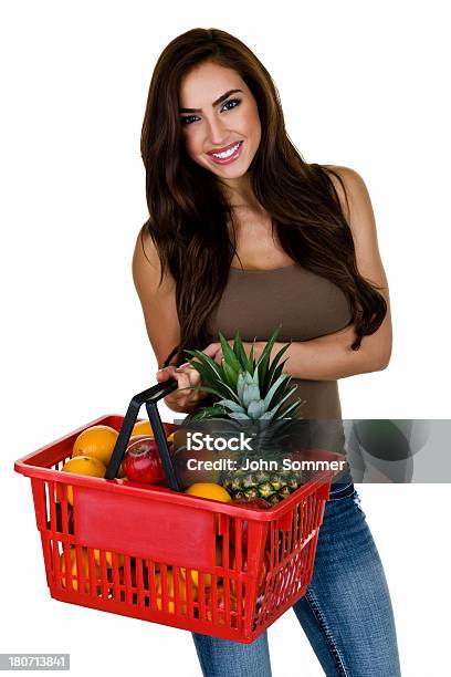 Mulher Segurando Cesta Cheia De Frutas - Fotografias de stock e mais imagens de Cesto de Compras - Cesto de Compras, Fundo Branco, Mulheres
