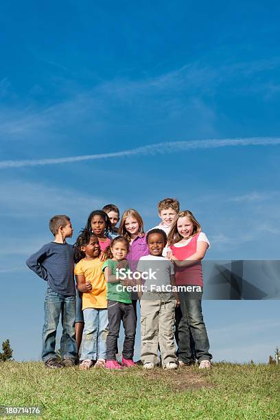 Diverse Kinder Im Freien Stockfoto und mehr Bilder von 4-5 Jahre - 4-5 Jahre, 6-7 Jahre, 8-9 Jahre
