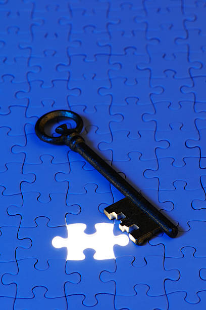 puzzle blu antico con chiave universale - business relationship skeleton key key puzzle foto e immagini stock