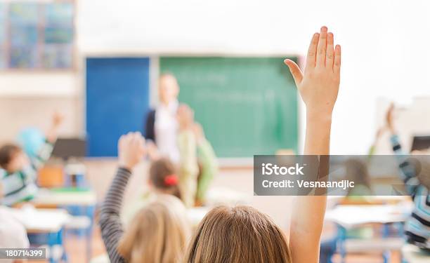 Photo libre de droit de Mains Dans Une Salle De Classe banque d'images et plus d'images libres de droit de Vue de dos - Vue de dos, Lever la main, Salle de classe