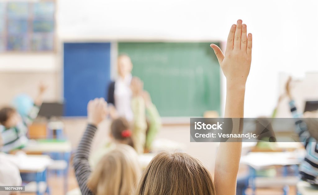 Mãos em sala de aula - Foto de stock de Vista Traseira royalty-free