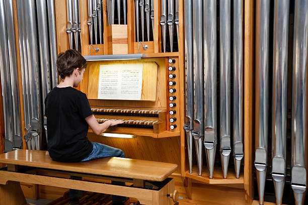 で遊ぶ少年パイプオルガンクラシック音楽 - pipe organ ストックフォトと画像