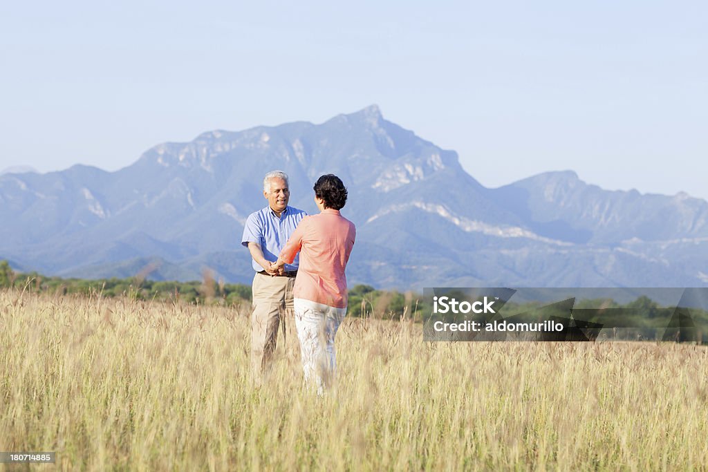 Счастливые пожилые пары на природе - Стоковые фото 50-59 лет роялти-фри