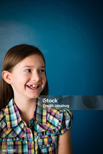 Foto de Feliz Nove Anos De Idade Com Espaço Para Texto e mais fotos de stock de 8-9 Anos - 8-9 Anos, Alegria, Azul