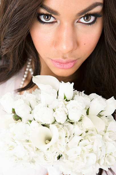 mariée tenant un bouquet de fleurs en gros plan - wedding black and white weddings rose photos et images de collection