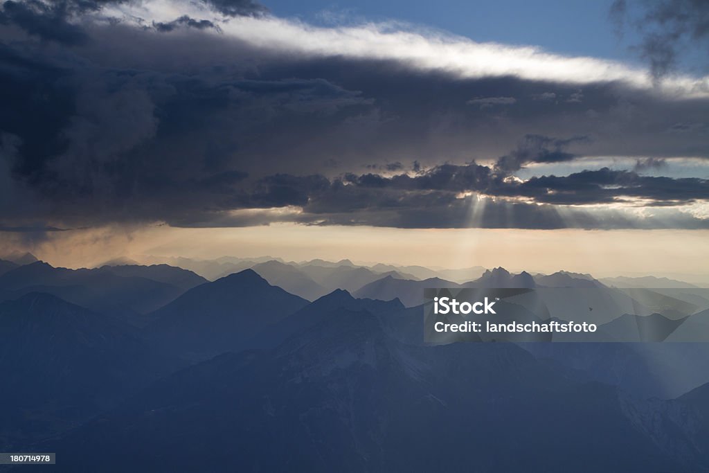 sunrays romper a través de las nubes - Foto de stock de Alpes de Allgäu libre de derechos