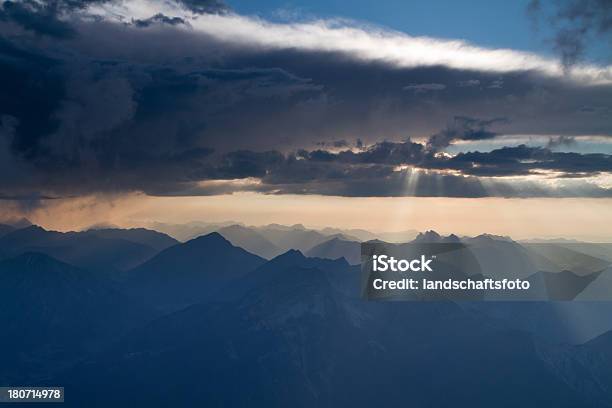 Sunrays Romper A Través De Las Nubes Foto de stock y más banco de imágenes de Alpes de Allgäu - Alpes de Allgäu, Aire libre, Alpes Europeos