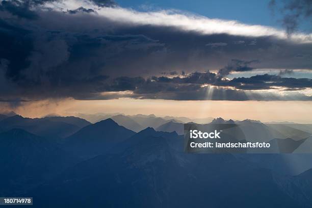 Sunrays Przez Chmury Przerwa - zdjęcia stockowe i więcej obrazów Alpy Algawskie - Alpy Algawskie, Alpy, Bez ludzi