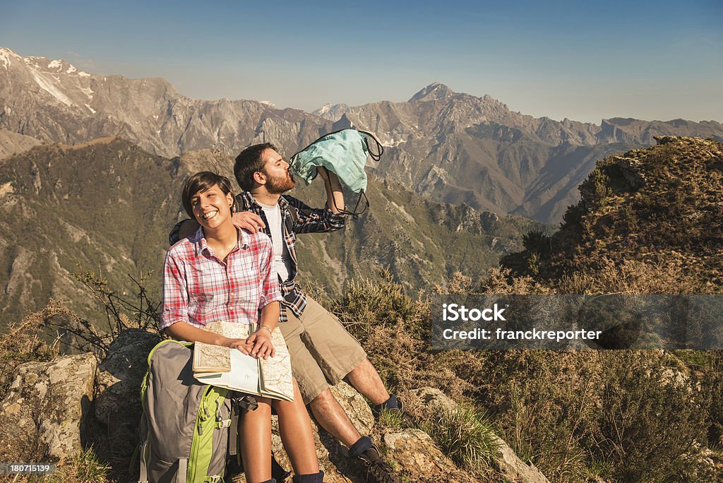 Relaxante sentada no topo da montanha - Royalty-free Admirar a Vista Foto de stock