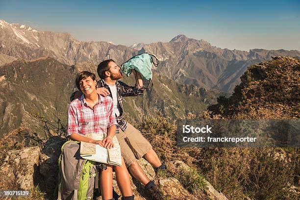 Relaxante Sentada No Topo Da Montanha - Fotografias de stock e mais imagens de Admirar a Vista - Admirar a Vista, Adulto, Alcançar