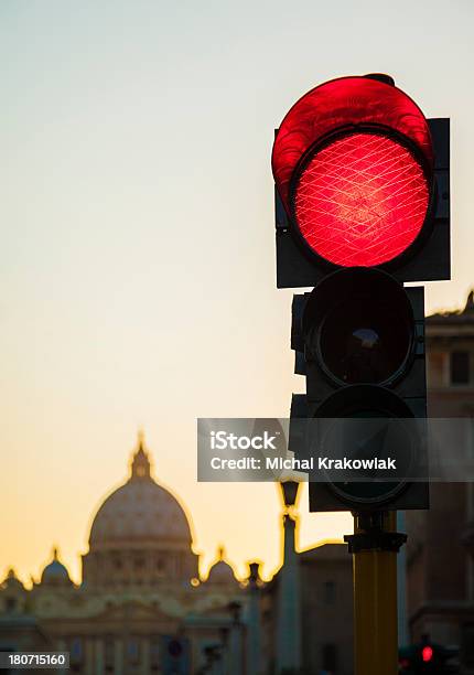 Luce Rossa In Vaticano - Fotografie stock e altre immagini di Ambientazione esterna - Ambientazione esterna, Attrezzatura per illuminazione, Basilica