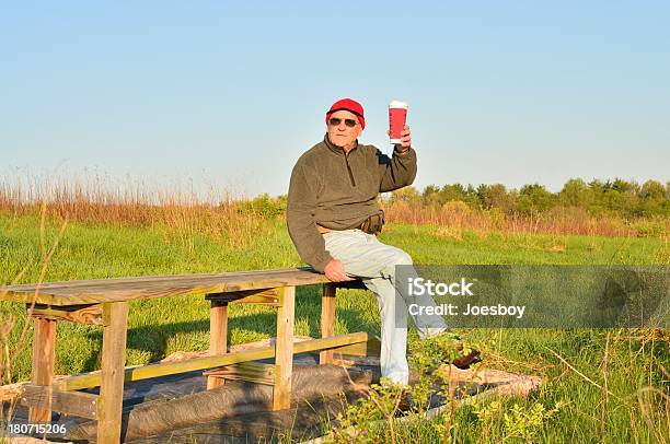 老人男性のベンチコーヒー - 乾杯のストックフォトや画像を多数ご用意 - 乾杯, 朝, 男性