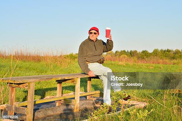 Velho Homem No Banco Com Café - Fotografias de stock e mais imagens de Brinde - Brinde, Homens, Manhã