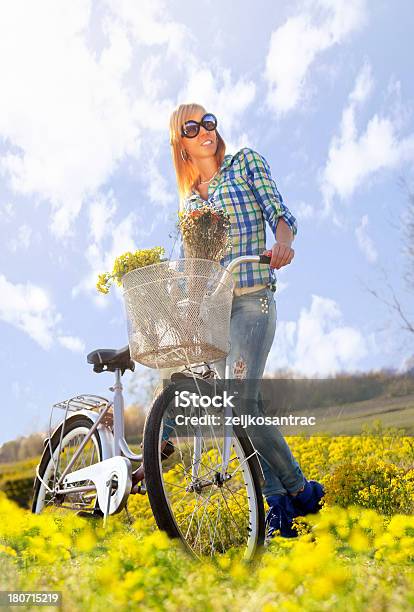 Donna Felice Su Ciclo Corsa In Campagnatempo - Fotografie stock e altre immagini di Adulto - Adulto, Allegro, Ambientazione esterna