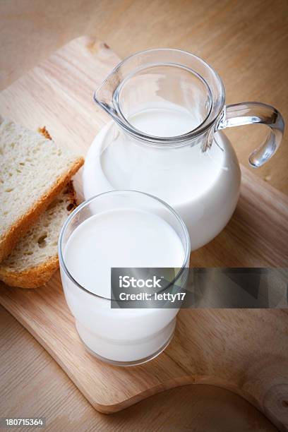 Хлеб И Молоко — стоковые фотографии и другие картинки Ёмкость для молока - Ёмкость для молока, Без людей, Белый