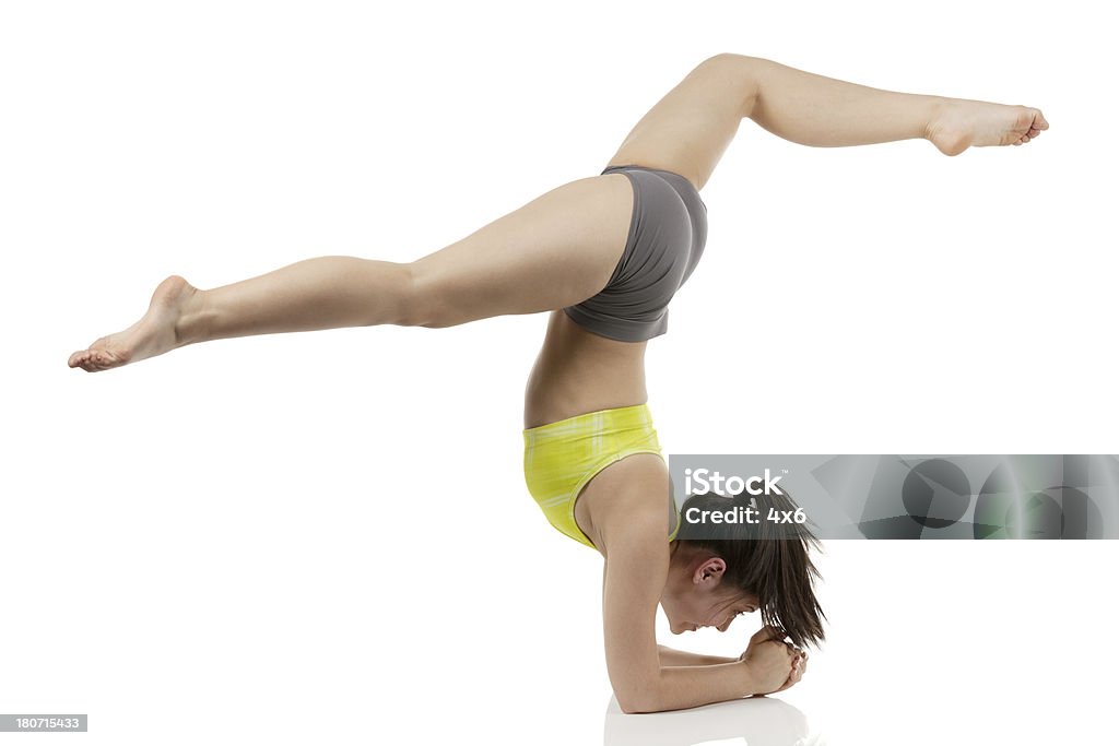 Gymnast девушка, делать упражнения с разрезом - Стоковые фото 20-29 лет роялти-фри