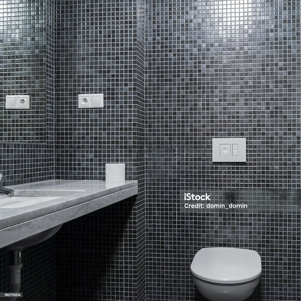 interior moderno baño con azulejos de mosaico pared en gris - Foto de stock de Baño libre de derechos