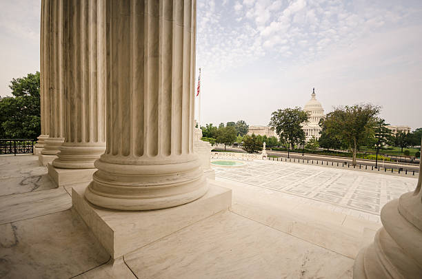 marmurowe kolumny na sąd najwyższy w waszyngtonie dc - us supreme court corinthian column classical greek zdjęcia i obrazy z banku zdjęć