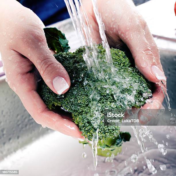 Lavado Verduras Frescas Foto de stock y más banco de imágenes de Adulto - Adulto, Agarrar, Agua