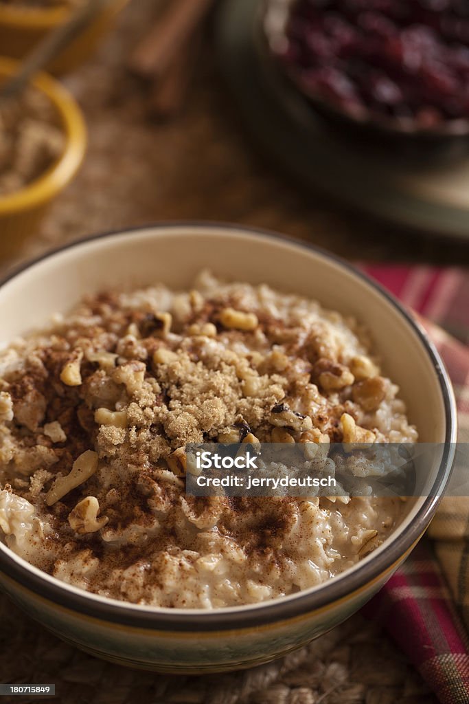 Haferbrei mit Walnüssen, braunem Zucker und Zimt - Lizenzfrei Brauner Zucker Stock-Foto