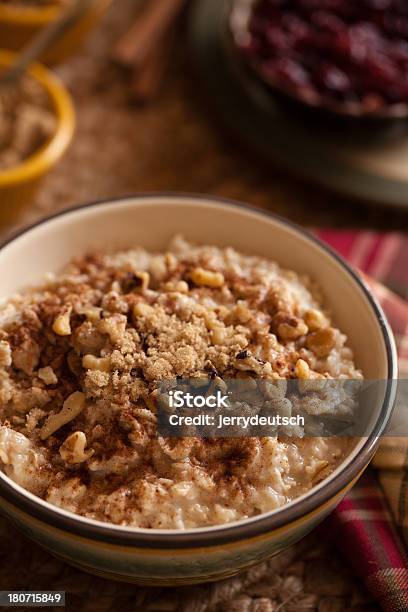 Haferbrei Mit Walnüssen Braunem Zucker Und Zimt Stockfoto und mehr Bilder von Brauner Zucker - Brauner Zucker, Comfort Food, Fotografie