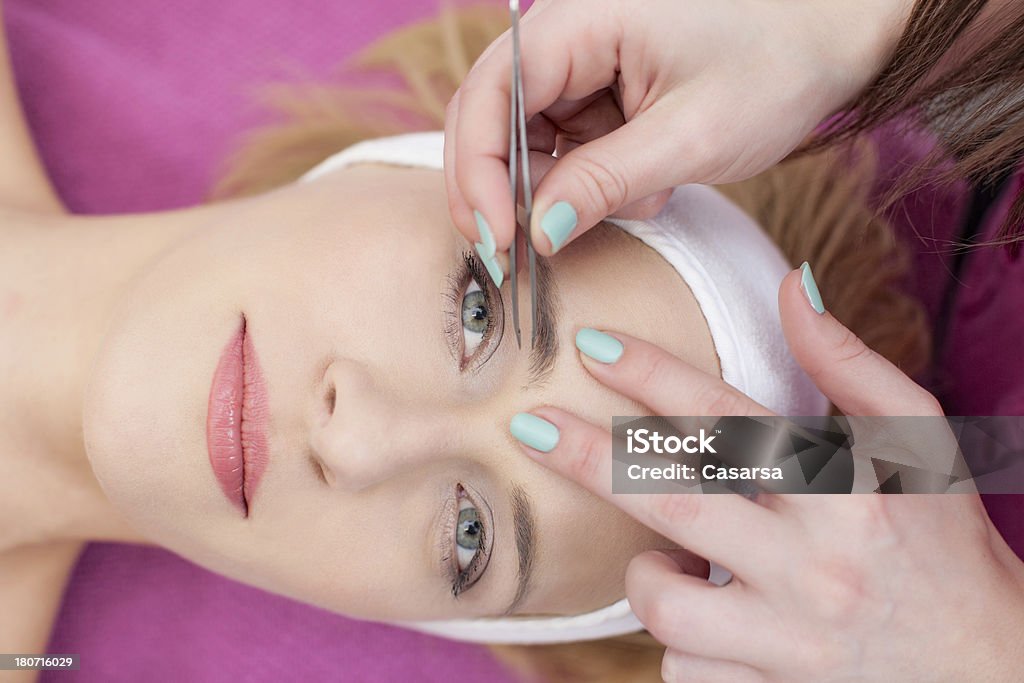 Epilation des sourcils - Photo de Adulte libre de droits