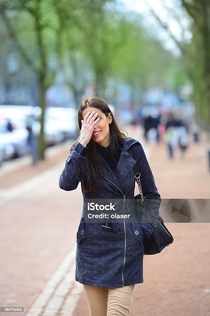 Kobieta spaceru na ulicy, park w tle - Zbiór zdjęć royalty-free (Codzienne ubranie)