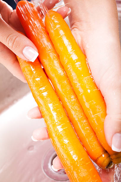 lavado verduras frescas - handful motion blurred motion wet fotografías e imágenes de stock