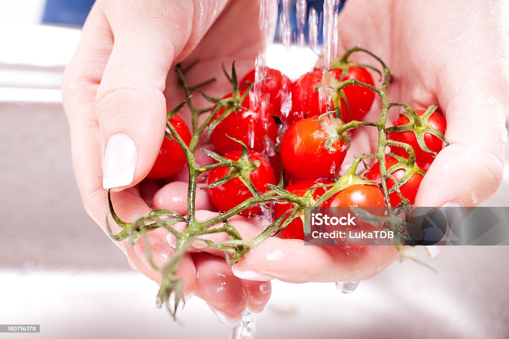 Laver légumes frais - Photo de Tomate libre de droits