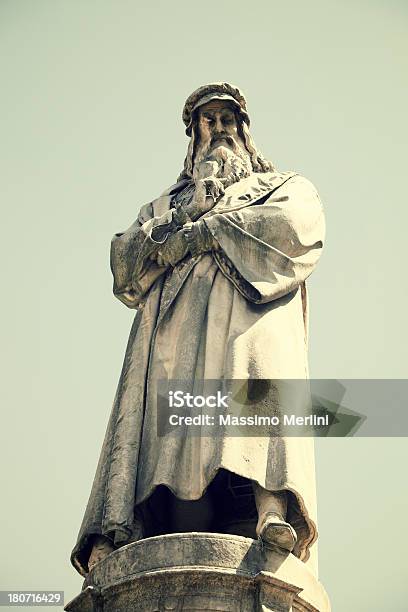 Estatua De Leonardo Da Vinci En Milán Foto de stock y más banco de imágenes de Anticuado - Anticuado, Antiguo, Arquitectura