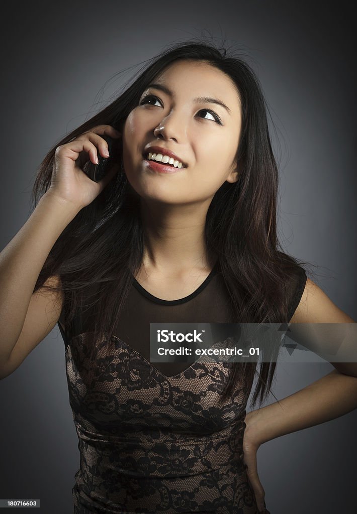 Портрет привлекательные Азиатская Девушка в вечернее платье, изолир�ованные на серый - Стоковые фото 20-29 лет роялти-фри