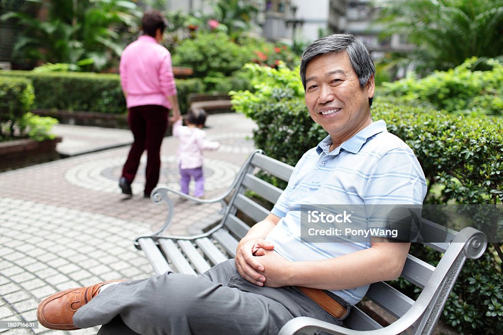 Viso sorriso felice uomo anziano nel parco - Foto stock royalty-free di Abbigliamento casual