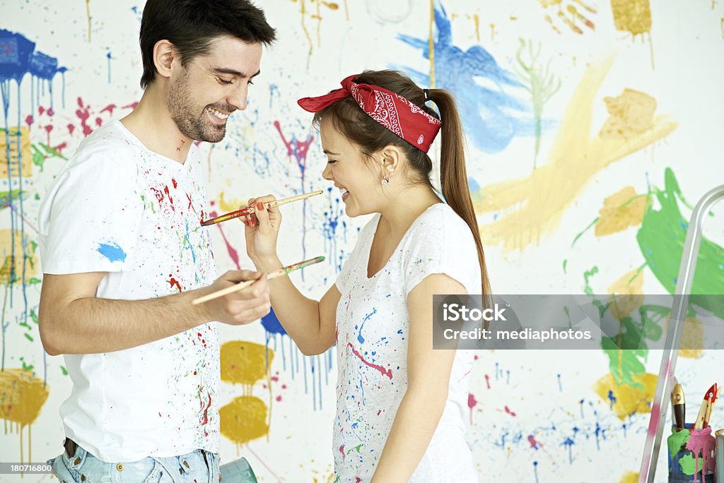 Divirtiéndose y pintar - Foto de stock de 20-24 años libre de derechos