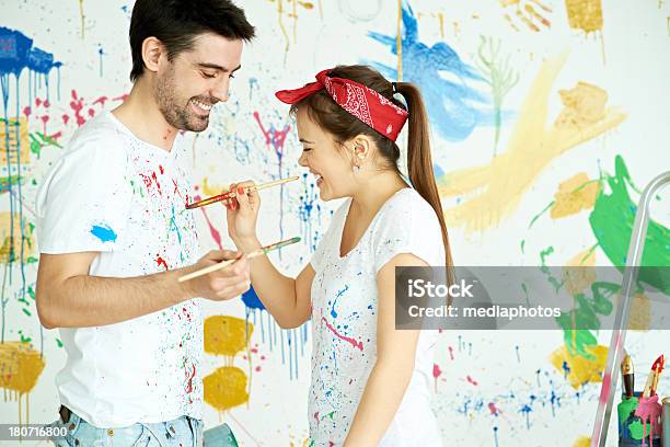 Divertendosi Mentre Pittura - Fotografie stock e altre immagini di 20-24 anni - 20-24 anni, Abbigliamento casual, Adulto