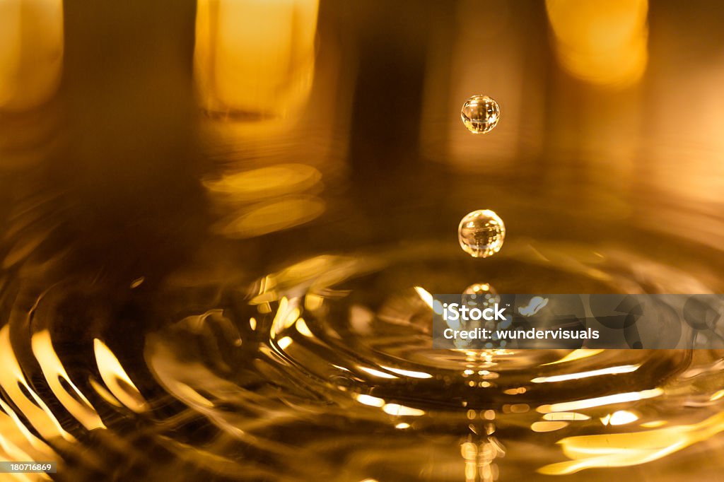 Oro sfondo con gocce d'acqua e Riflessione - Foto stock royalty-free di Acqua