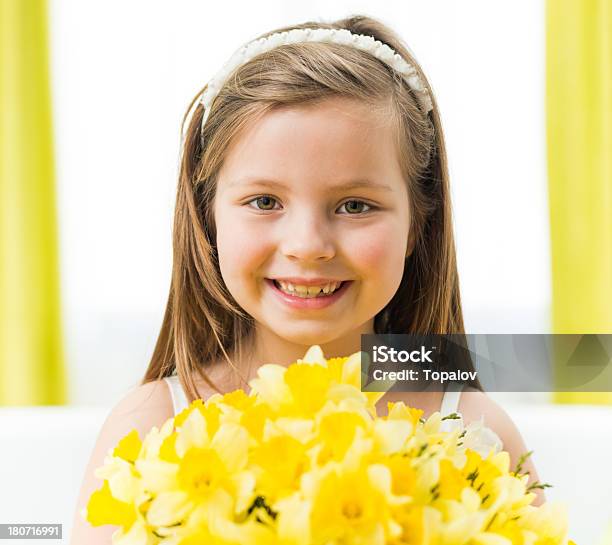 Photo libre de droit de Cadeau Pour Maman banque d'images et plus d'images libres de droit de Petites filles - Petites filles, Jonquille, 6-7 ans