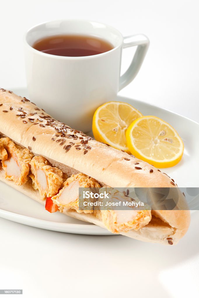Con pollo, un sándwich de desayuno - Foto de stock de Alimento libre de derechos