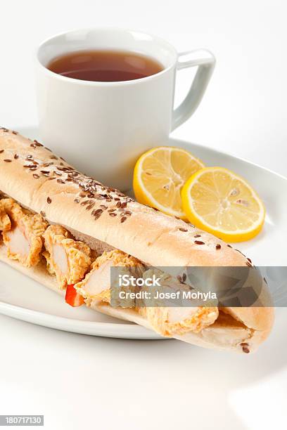 Con Pollo Un Sándwich De Desayuno Foto de stock y más banco de imágenes de Alimento - Alimento, Aperitivo - Plato de comida, Barra de pan francés