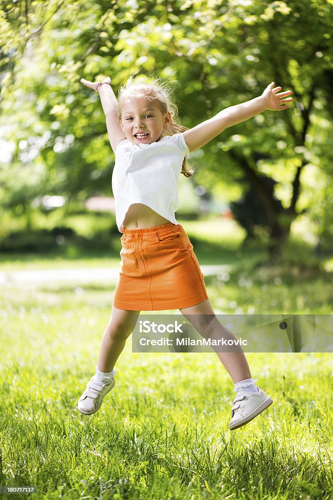 幸せそうな少女の公園 - 女の子のロイヤリティフリーストックフォト