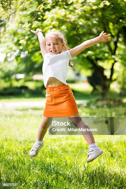 幸せそうな少女の公園 - 女の子のストックフォトや画像を多数ご用意 - 女の子, 子供, 1人