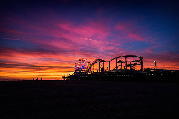 divertido nunca pára - santa monica pier beach panoramic santa monica imagens e fotografias de stock