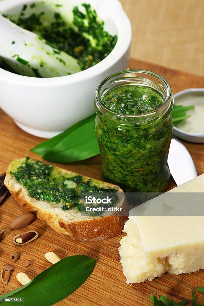 Aglio orsino pesto - Foto stock royalty-free di Aglio orsino