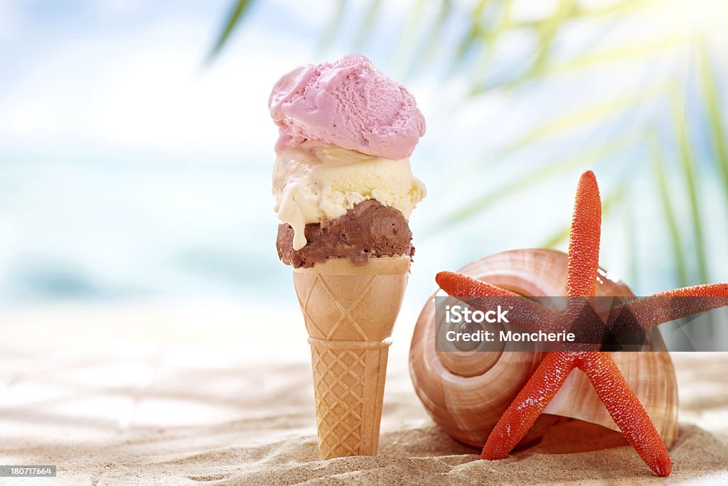 Fusión de un helado en la playa - Foto de stock de Alimento libre de derechos